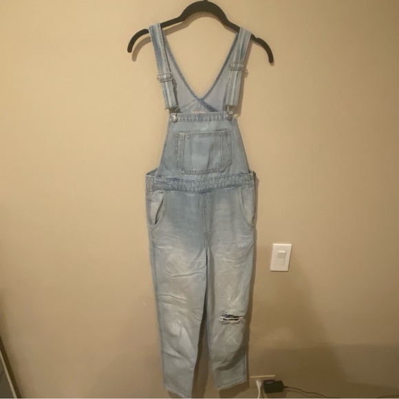 Levi’s Mom Overalls - Picture 7 of 7